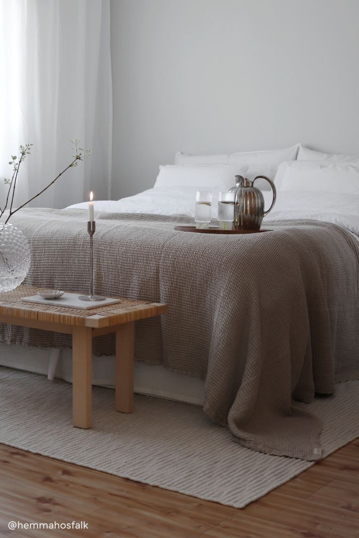 Choose the right rug - Pebble wool rug in white from Scandi Living gives your bedroom a cosy and warm feeling. Photo: @hemmahosfalk