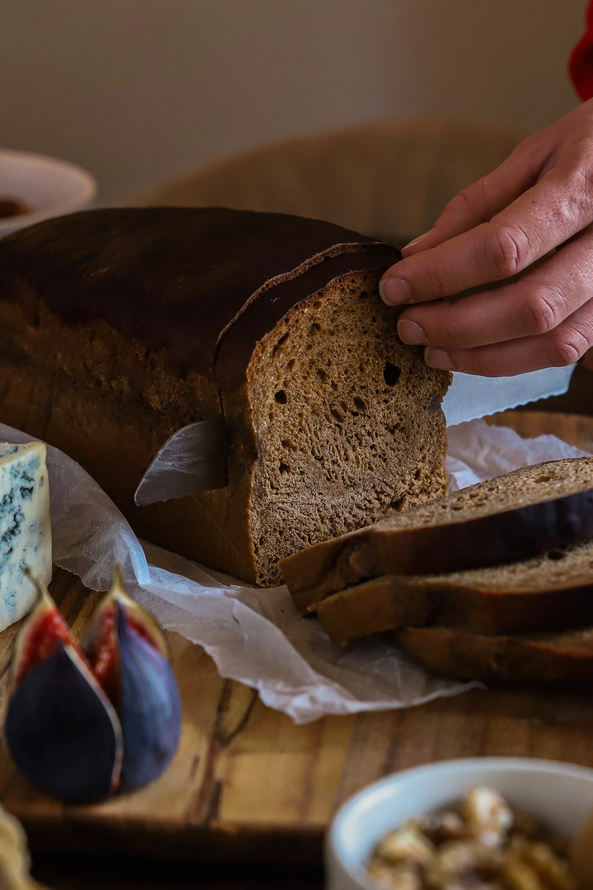 Christmas baking recipes from Baka med Frida - Slicing the wort bread with the Norr bread knife from Fiskars. 