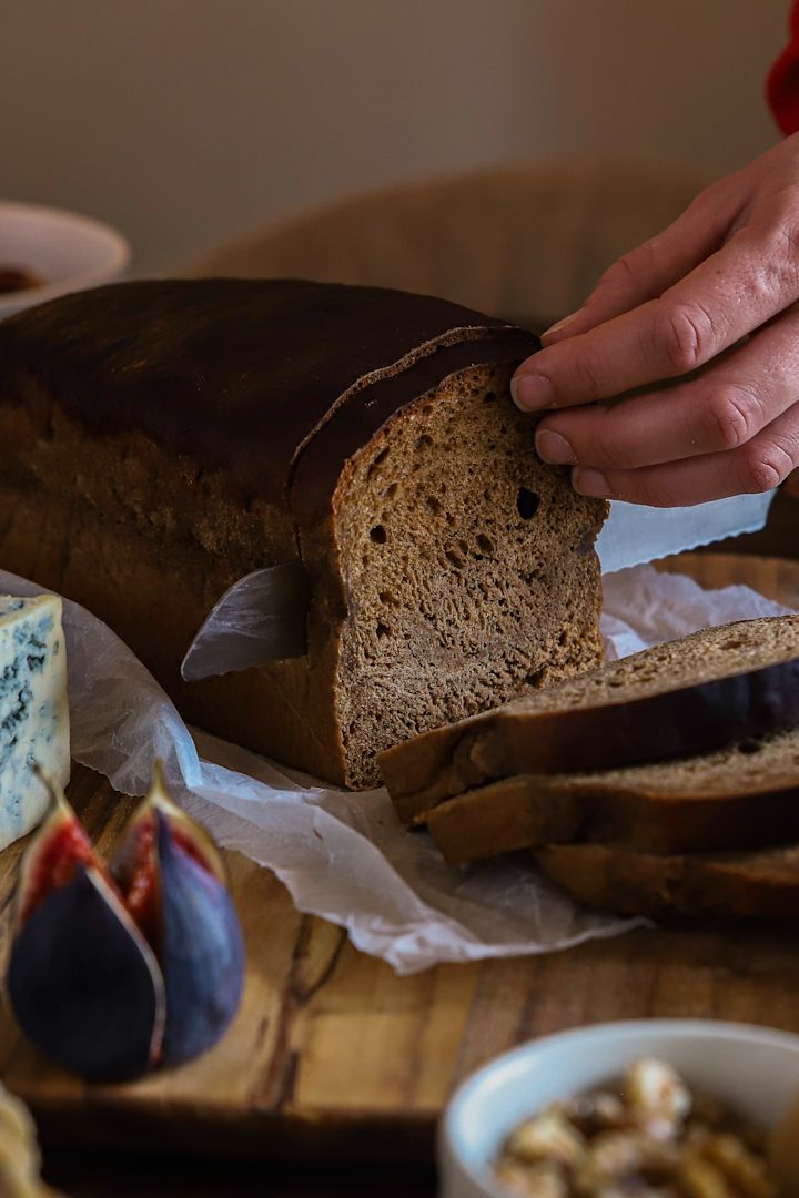 Christmas baking recipes from Baka med Frida - Slicing the wort bread with the Norr bread knife from Fiskars. 