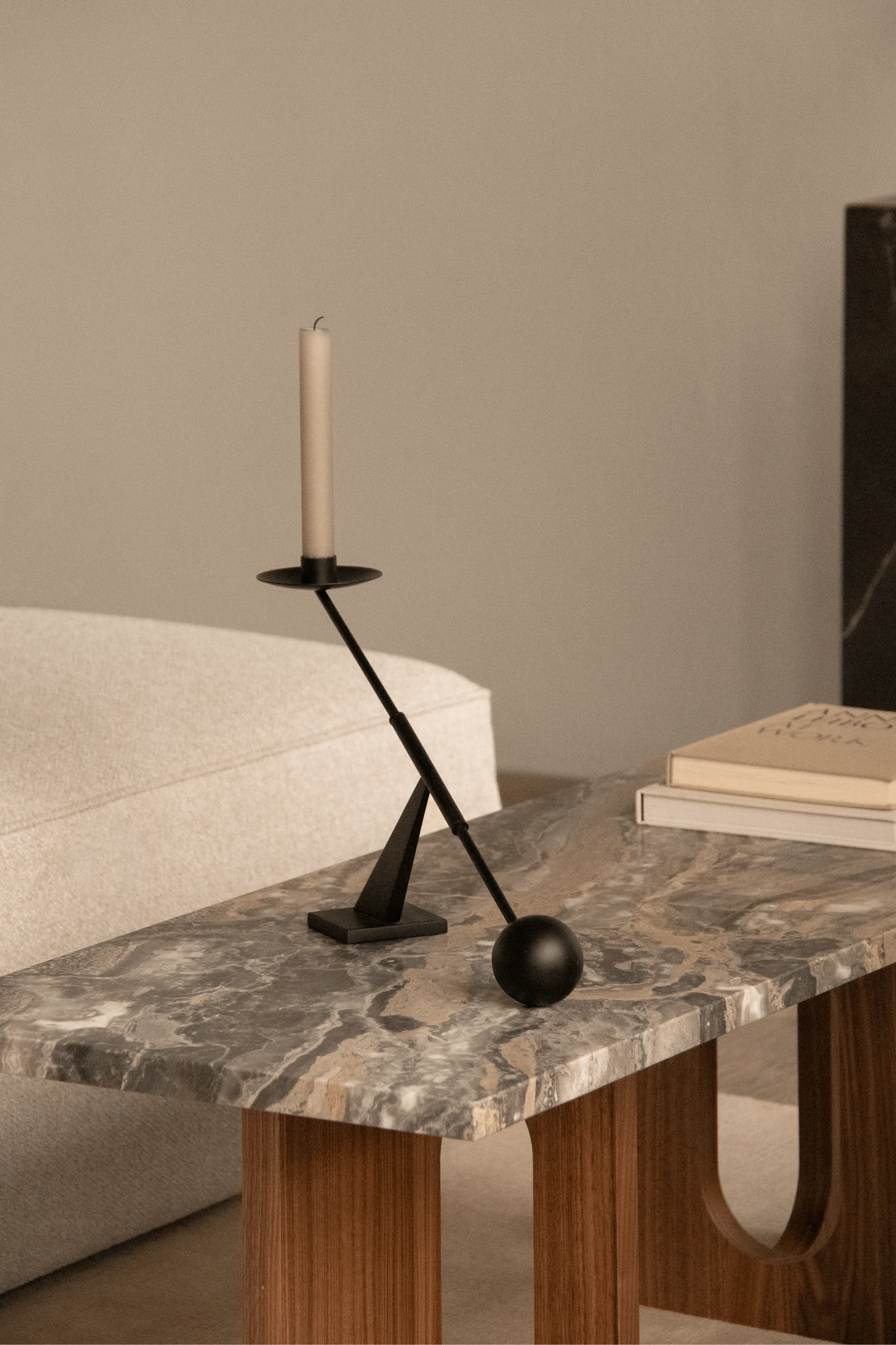 On the Androgyne coffee table with marble top stands the black Interconnect candle holder – both from Audo Copenhagen.