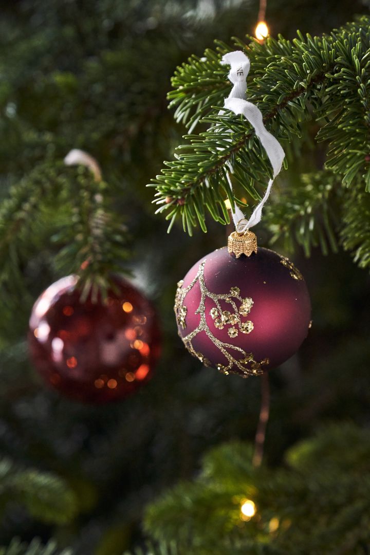 Decorate the Christmas tree with Christmas tree decorations for 2021 in 4 different styles according to Nest Trends - Nurture, Share, Boost and Cultivate. Here you see Cadelia Christmas bauble from Lene Bjerre.