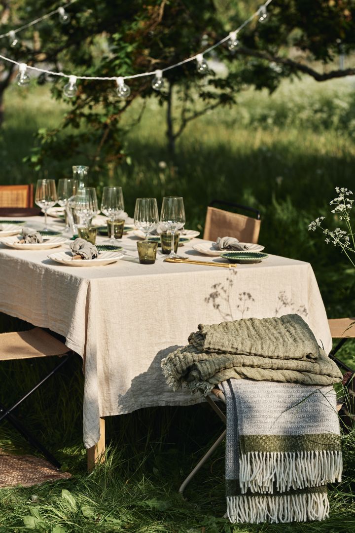 Discover our garden party inspiration - here you see cosy throws from Himla and Klippan Yllefabrik in green tones. 