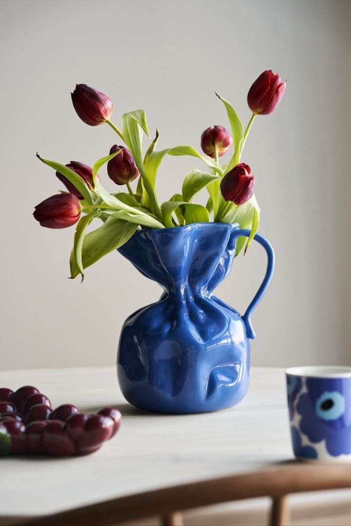 Cobalt blue is one of the biggest interior colour trends for 2024. Here you see the Crumple vase from By On.