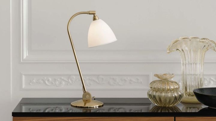 Discover GUBI's top tips for lighting your home. Here you see the Bestlite BL2 table lamp in brass. 