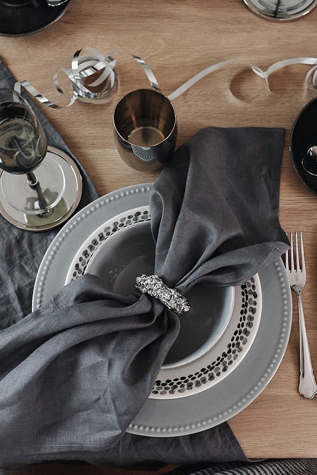 Napkin folding ideas - here you see the clean linen napkin from Scandi Living in the mineral napkin holder from Byon. 