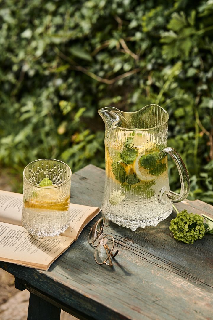 Make a fresh lemonade this summer and serve it in the Ultima thule jug and glasses. 