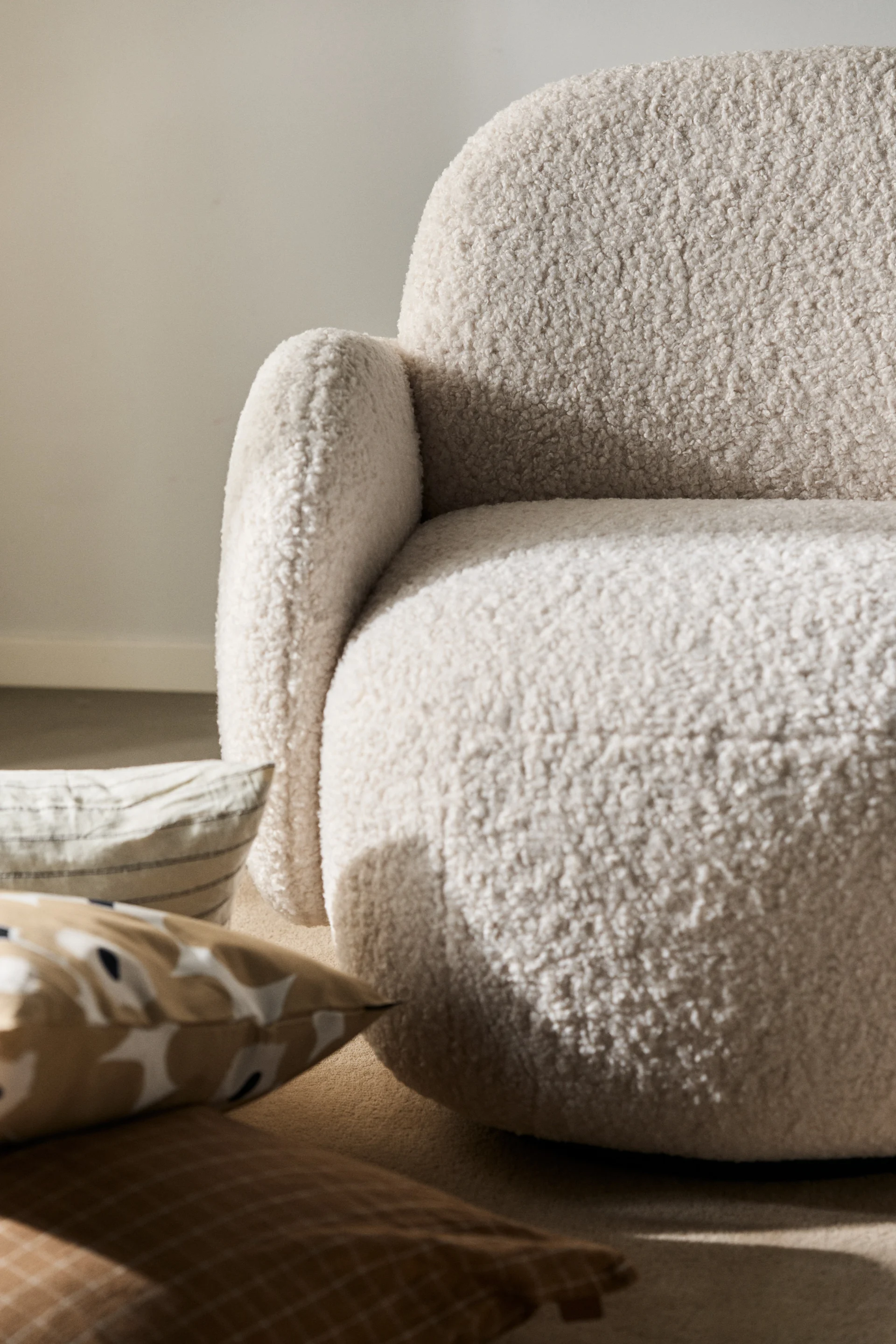 The Mo armchair from 1898 is certainly in line with the spring 2024 interior design trends where round, bulky and voluminous furniture strongly dominates.