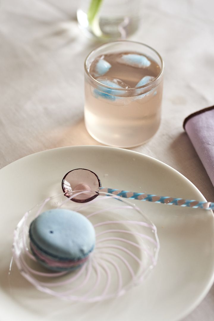 Creating a party atmosphere even in everyday life is one of the interior design trends for spring 2023. Tablecloth with playful details from HAY to make every day special at the table.