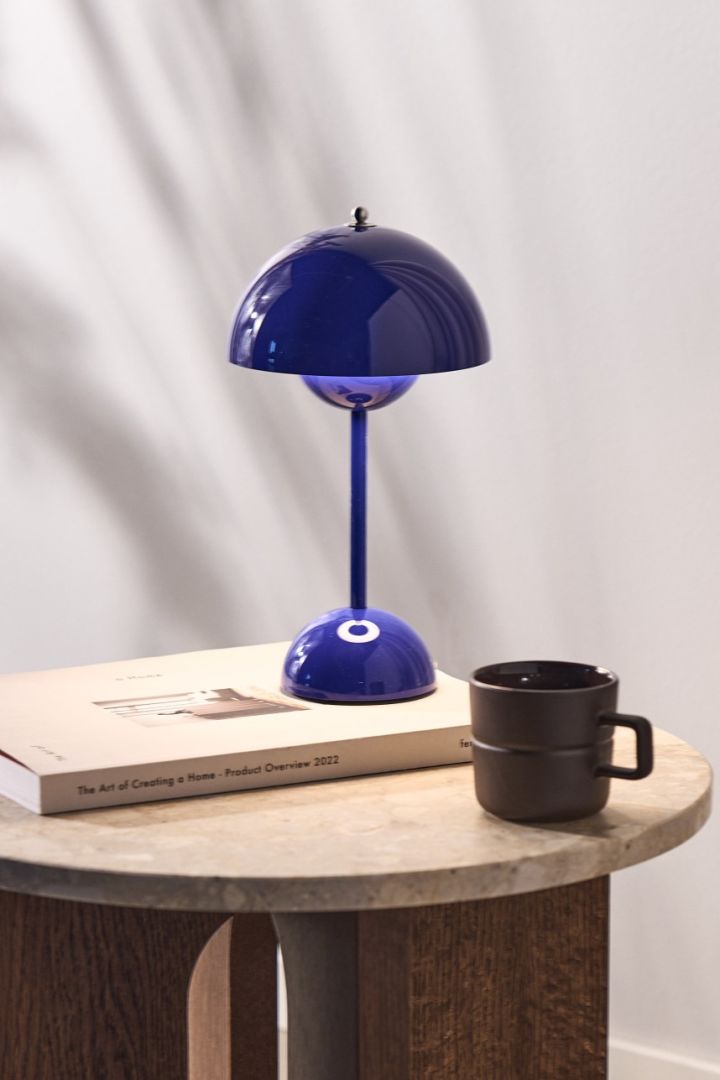 Here you see the blue cordless Flowerpot table lamp VP9 from &Tradition. 