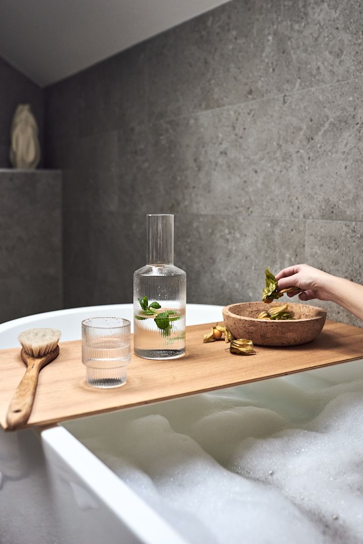 Spa decor ideas for relaxing moments like this in your own home. Enjoy a relaxing bubble bath with the Ripple carafe filled with lemon water and the Formgatan bowl filled with some fruit snacks. 