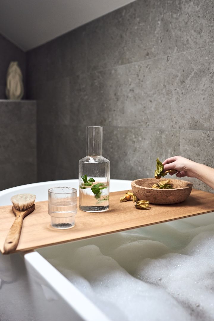 Spa decor ideas for relaxing moments like this in your own home. Enjoy a relaxing bubble bath with the Ripple carafe filled with lemon water and the Formgatan bowl filled with some fruit snacks. 
