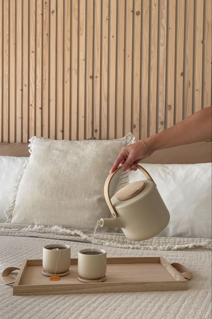 The Theo teapot and mugs with the Norr oak tray are perfect for a morning cup of tea in bed in a Scandinavian bedroom. 