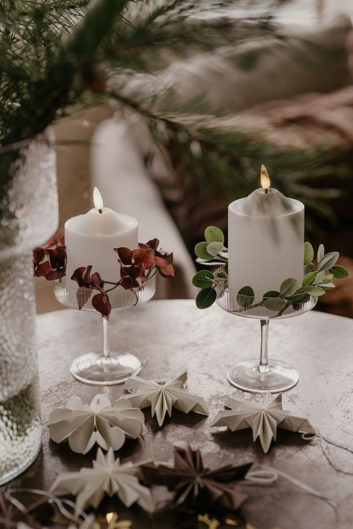 Decorate LED candles with dried leaves in ferm LIVING Ripple glass - a simple DIY Christmas craft for the christmas table. Photo: Johanna Berglund @snickargladjen