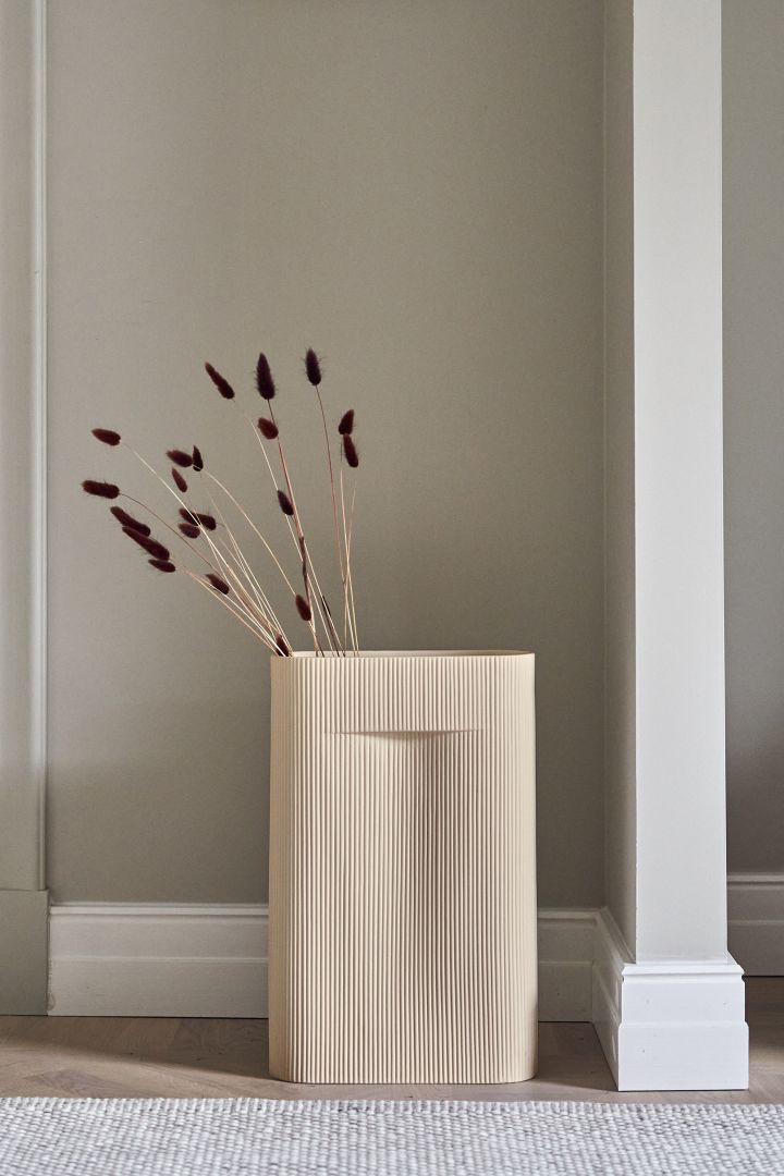 The Muuto Ridge vase with dried flowers is one of our beige interior design favourites this autumn.