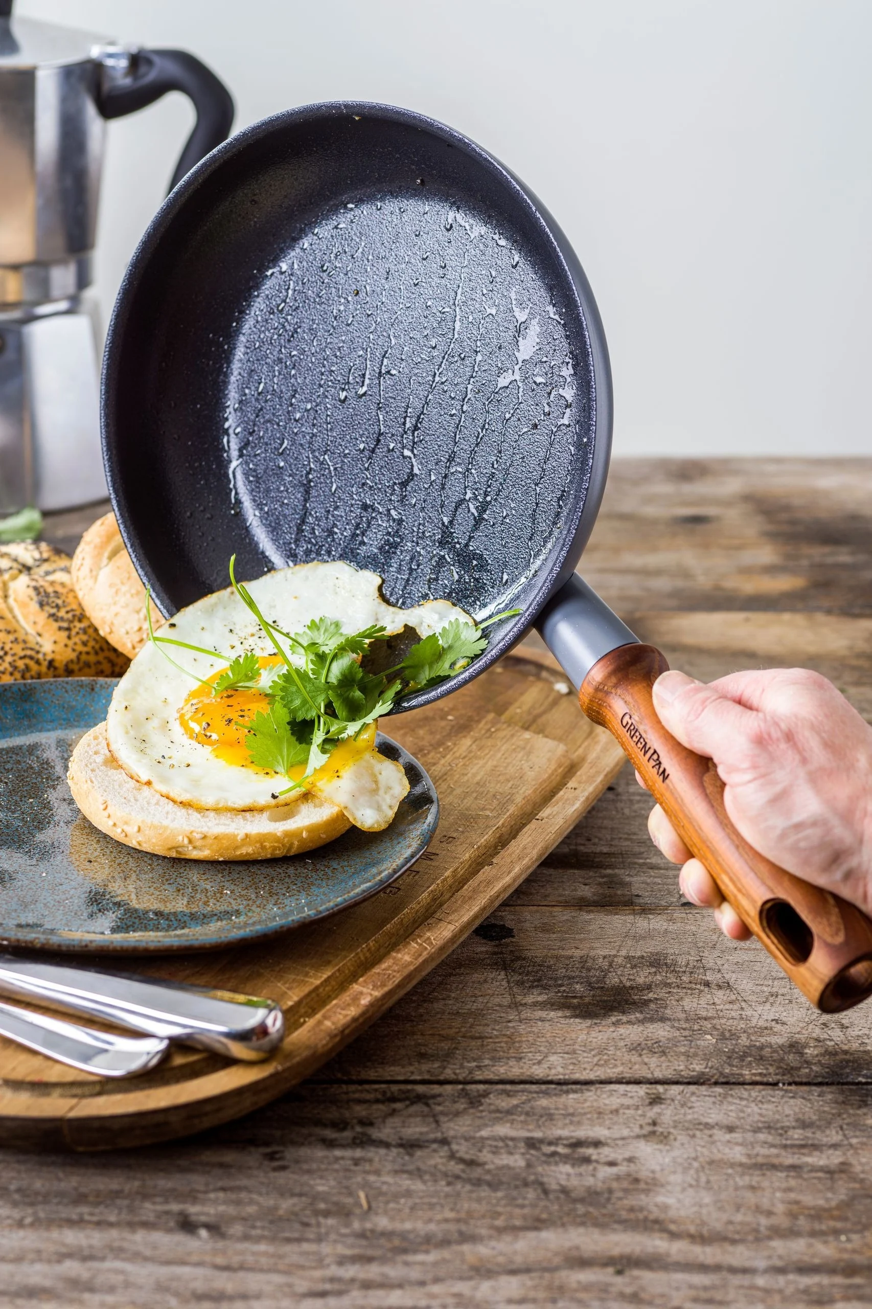 The Mayflower pan from GreenPan has a non-stick coating so that the fried egg glides effortlessly onto the plate.
