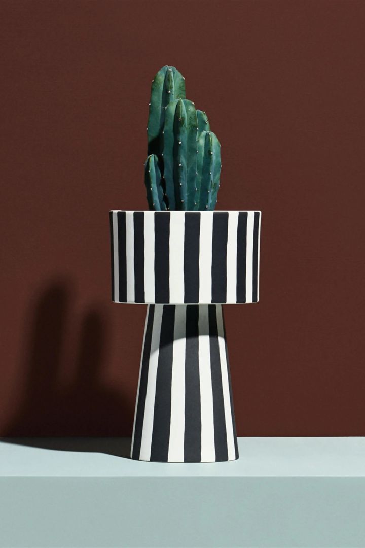The Toppu flowerpot from OYOY has a striped pattern in black and white, stripes are a pattern that will be used more and more on interior details, textiles and carpets according to the spring interior design trends of 2024.