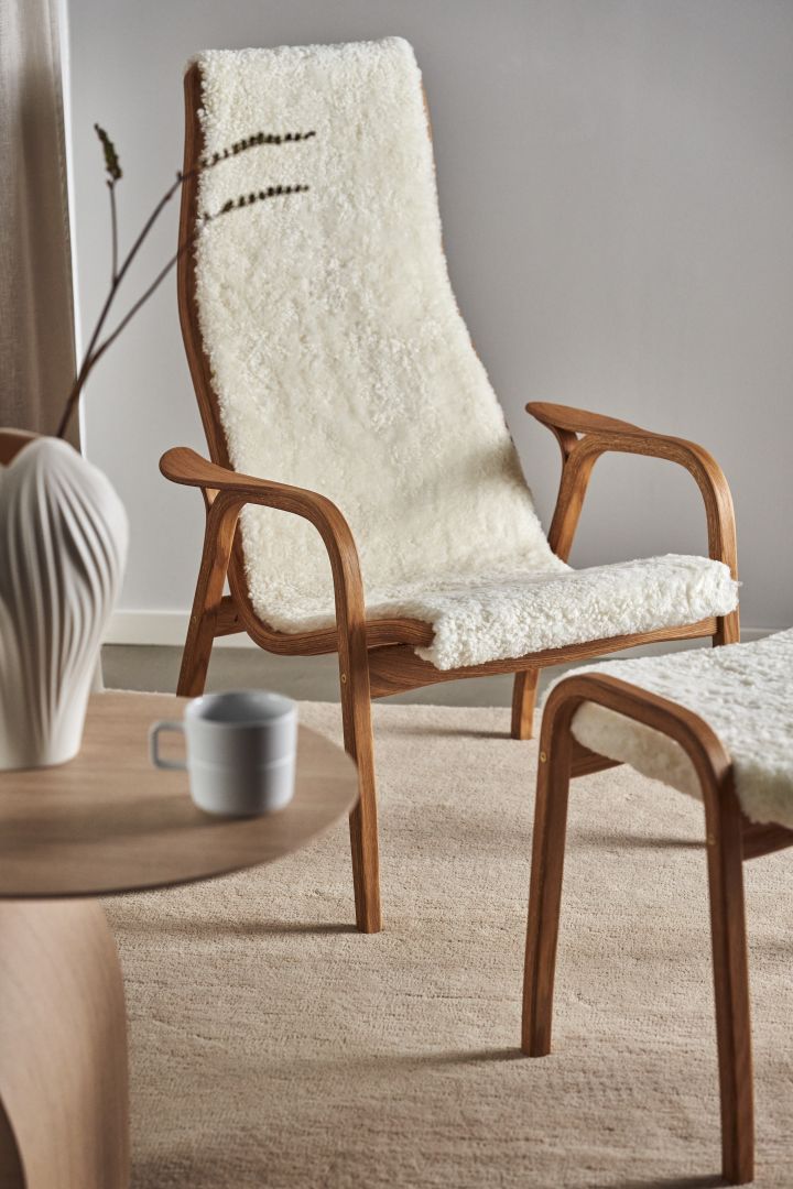 Here you see the Lamino armchair and footstool in oiled oak and sheepskin from the Swedish furniture brand Swedese.