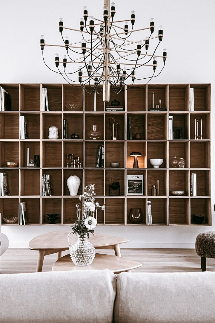 Bookshelf decor ideas - inspiration from Anela Tahirovic's home @arkihem where portable lighting, vases and still life are tips for styling the bookshelf nicely.