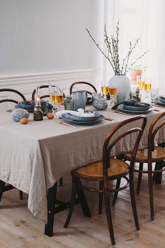 Nordic Sea plates from Broste Copenhagen add rustic elements to your Easter table setting with the linen tablecloth from Himla.