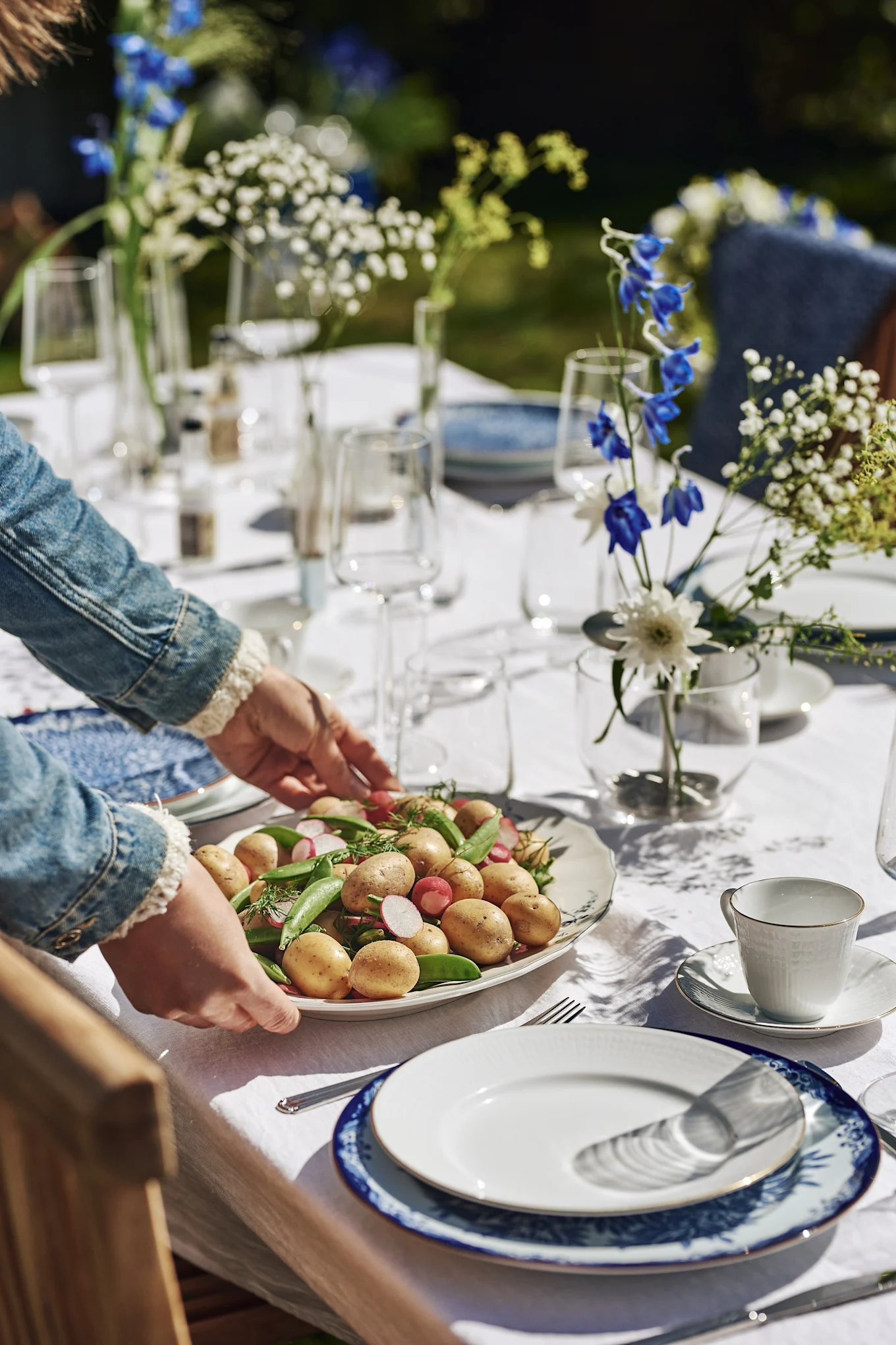 No midsummer party would be complete without the a delicious and simple potato salad. 