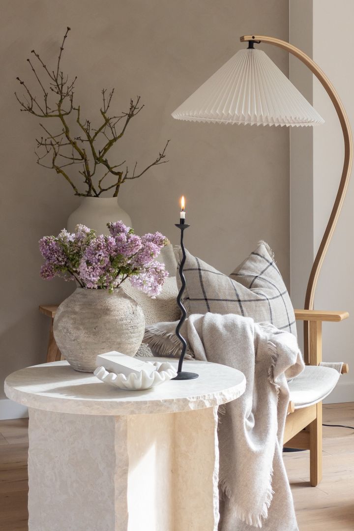 Create a Scandinavian home with natural matierals. Here you see the Gubi Timberline floor lamp and the mineral side table from Ferm Living. 