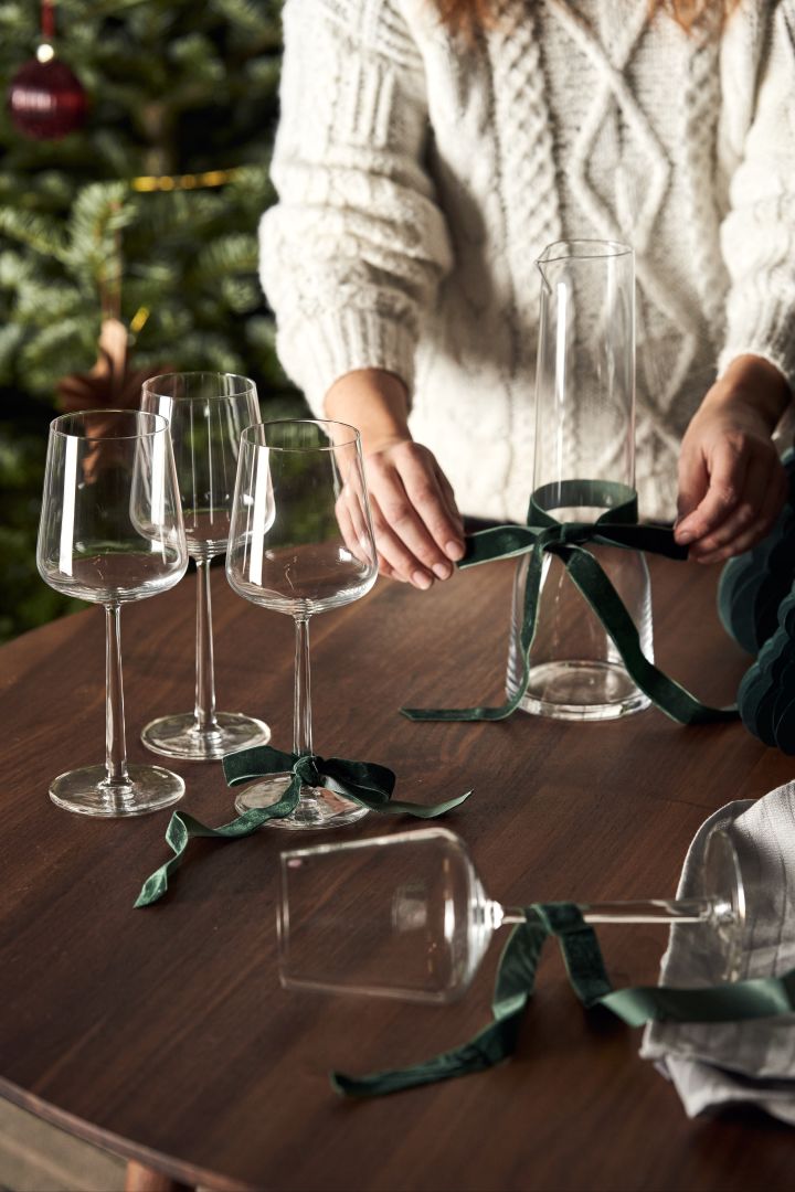 The Essence wine glasses from Iittala are the perfect Christmas gift idea, here you see the wrapped in green ribbon. 