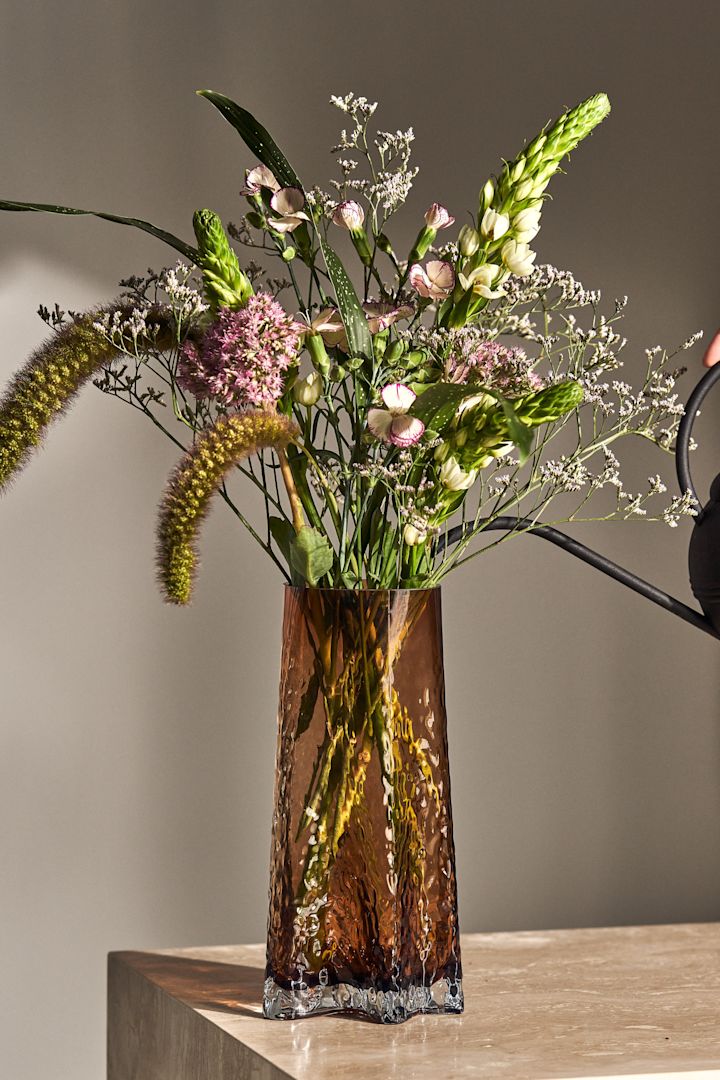 Spring interior trends 2023 offer colourful interior design where we like to decorate with a statement vase such as the Gry vase from Cooee Design in brown.