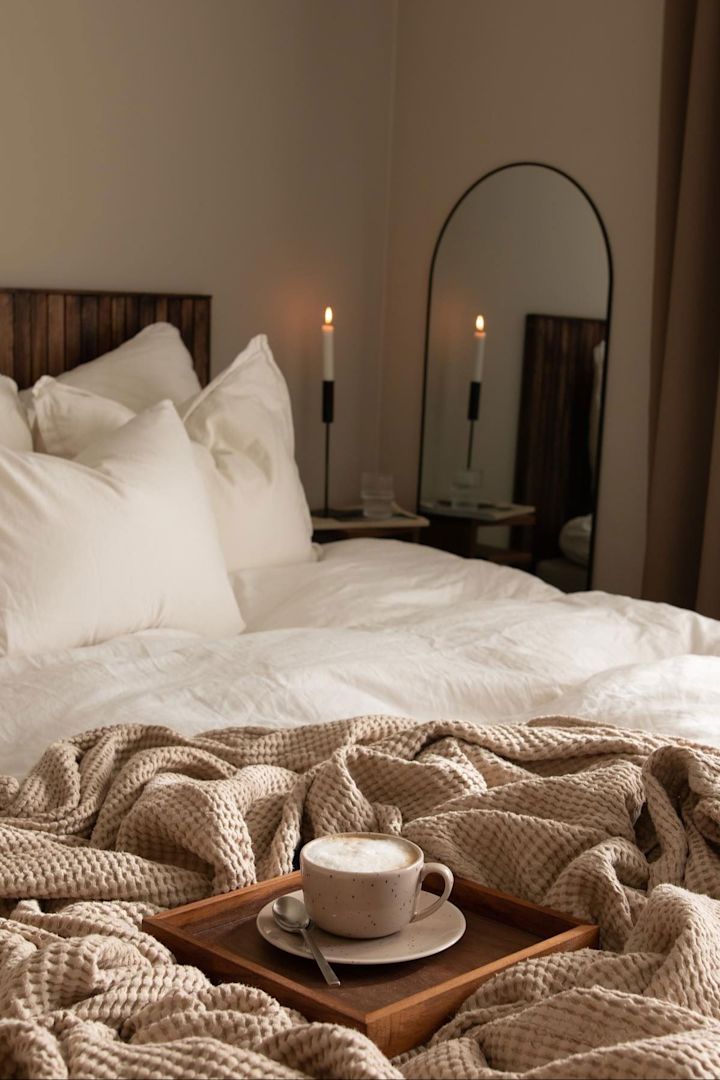 The Freckle mug in beige from Scandi Living stands on a wooden tray in a cosy bed in @joanna.avento's bedroom.