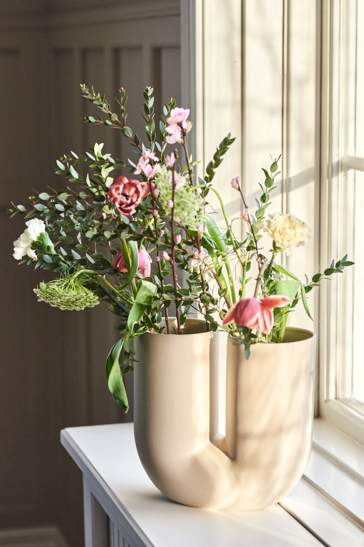 The unique Kink vase from Muuto is an eye-catching large vase for your windowsill. 
