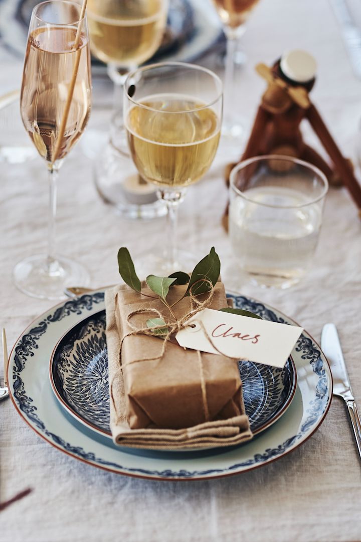 A blue and white table setting fromOstindia and Ostinsdia and Floris from Rörstrand makes the perfect table setting for a party.