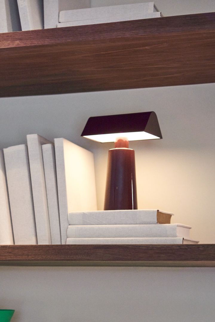 Decorate your small home office with practical details like the Caret cordless table lamp, that you can move wherever you need light the most. 