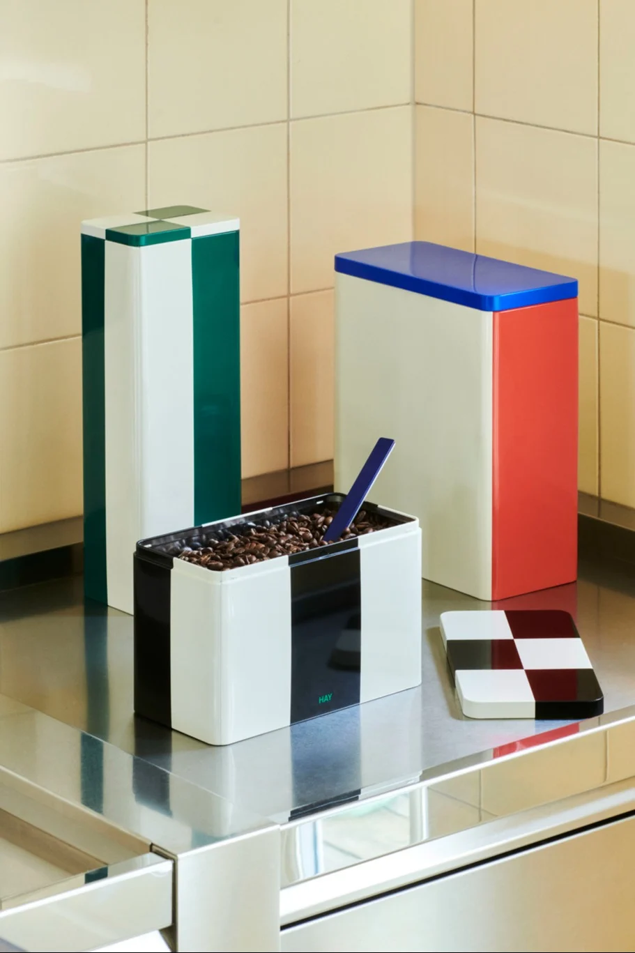 With the colourful patterned tin cans from HAY, you can organise your pantry and store coffee, for example.