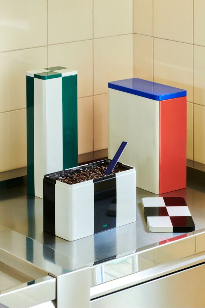 With the colourful patterned tin cans from HAY, you can organise your pantry and store coffee, for example.