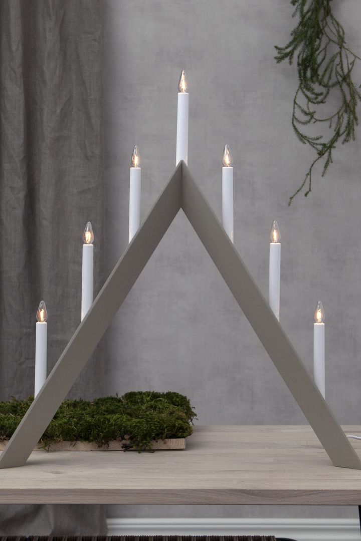 Stylish Christmas candle bridges to light up your windowsill. Here you see the elegant and stylish A candle bridge from Star Trading. 