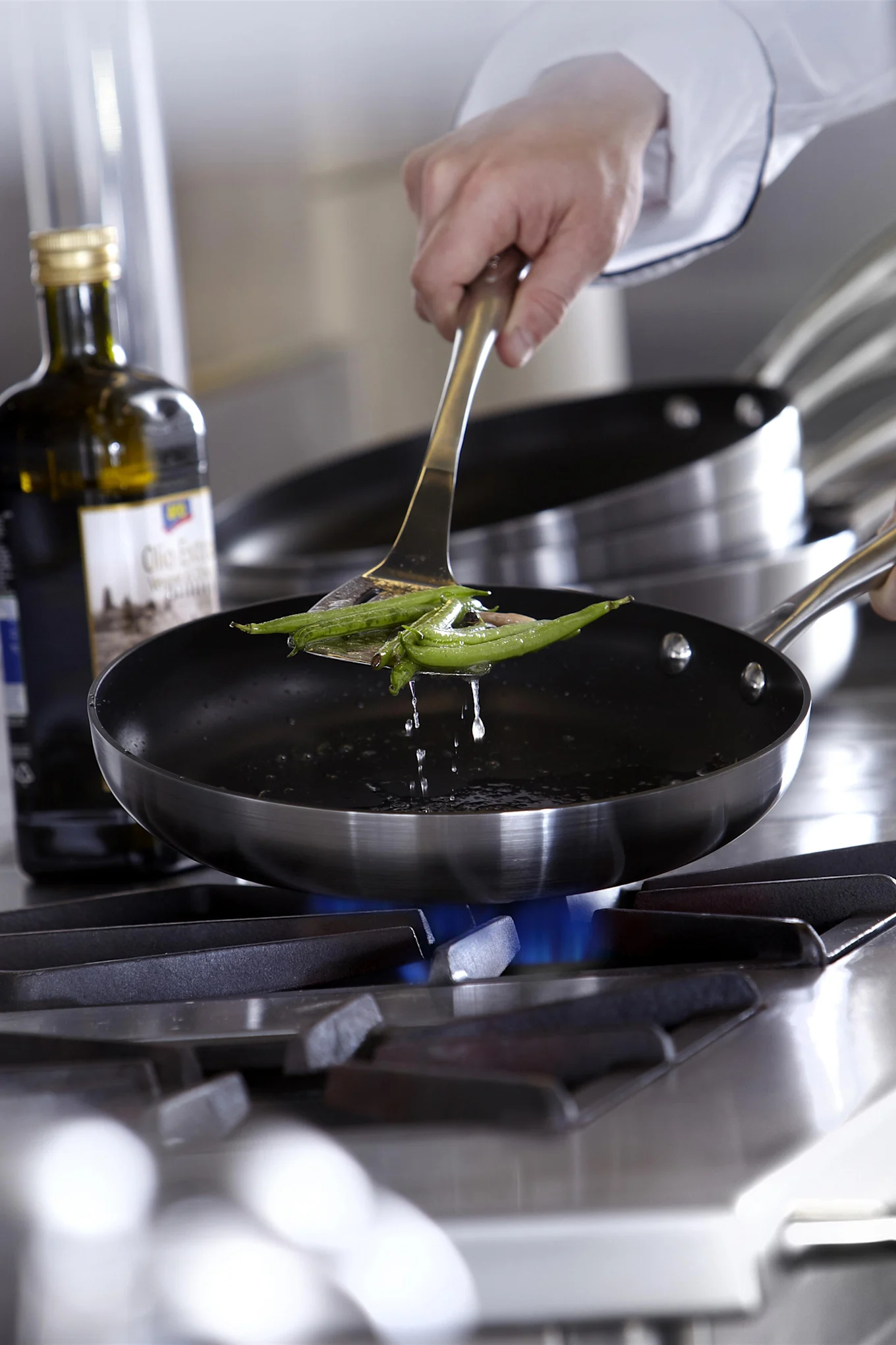 The Norden cast iron frying pan from Fiskars on a table with meatballs and wooden serving spoon, the ideal Christmas gift idea for food lovers. 