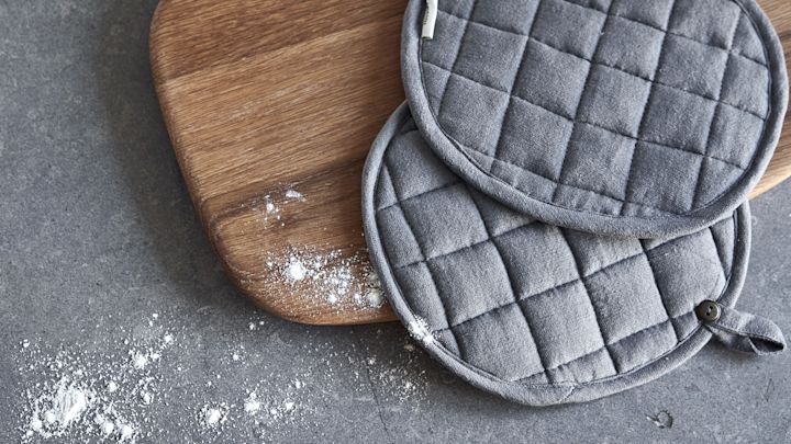 Luxurious Oven Mitt & Quilted Pot Holders, Linen-Cotton, Set - Charcoal Grey