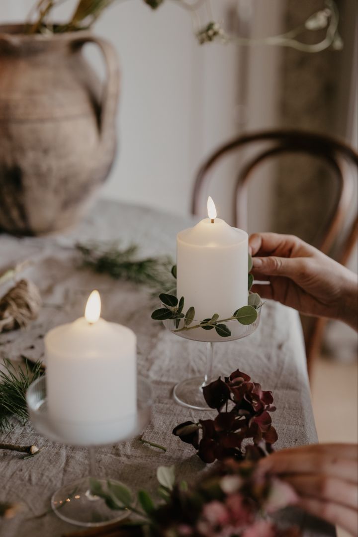Decorate LED candles with dried flowers in Ripple glass from ferm LIVING - the perfect simple DIY Christmas craft. Photo: Johanna Berglund @snickargladjen