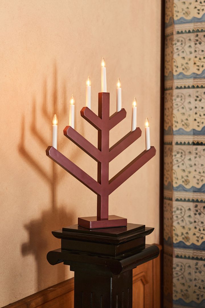 The Scandinavian Advent candle bridge from Scandi Living is not only very traditional, but also comes in a great Christmassy red colour.
