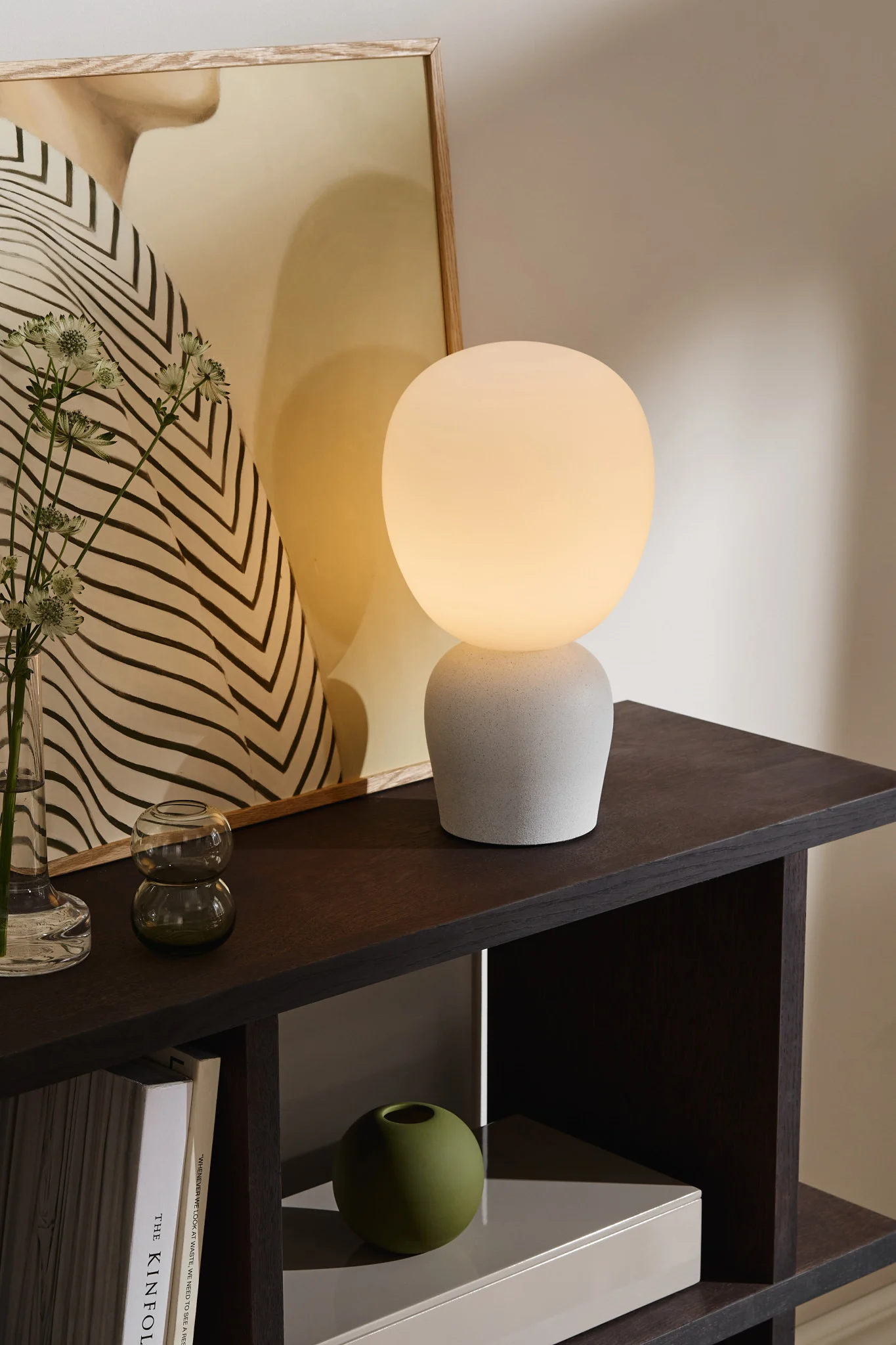 Use different lamps including table lamps, wall lamps and ceiling lamps to light your dining room. Here you see the Buddy table lamp with a frosted glass lamp shade from Belid. 