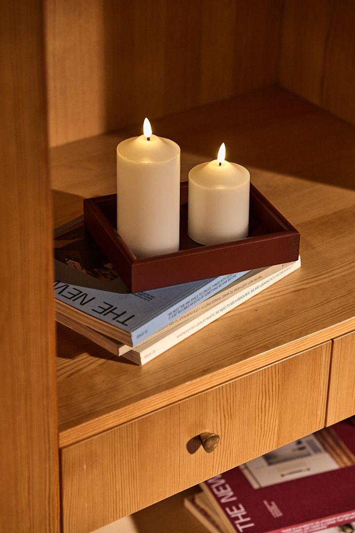 Minimalist Christmas decor embraces candlelight. Here you see the LED block candles from Scandi Essentials in a tray. 