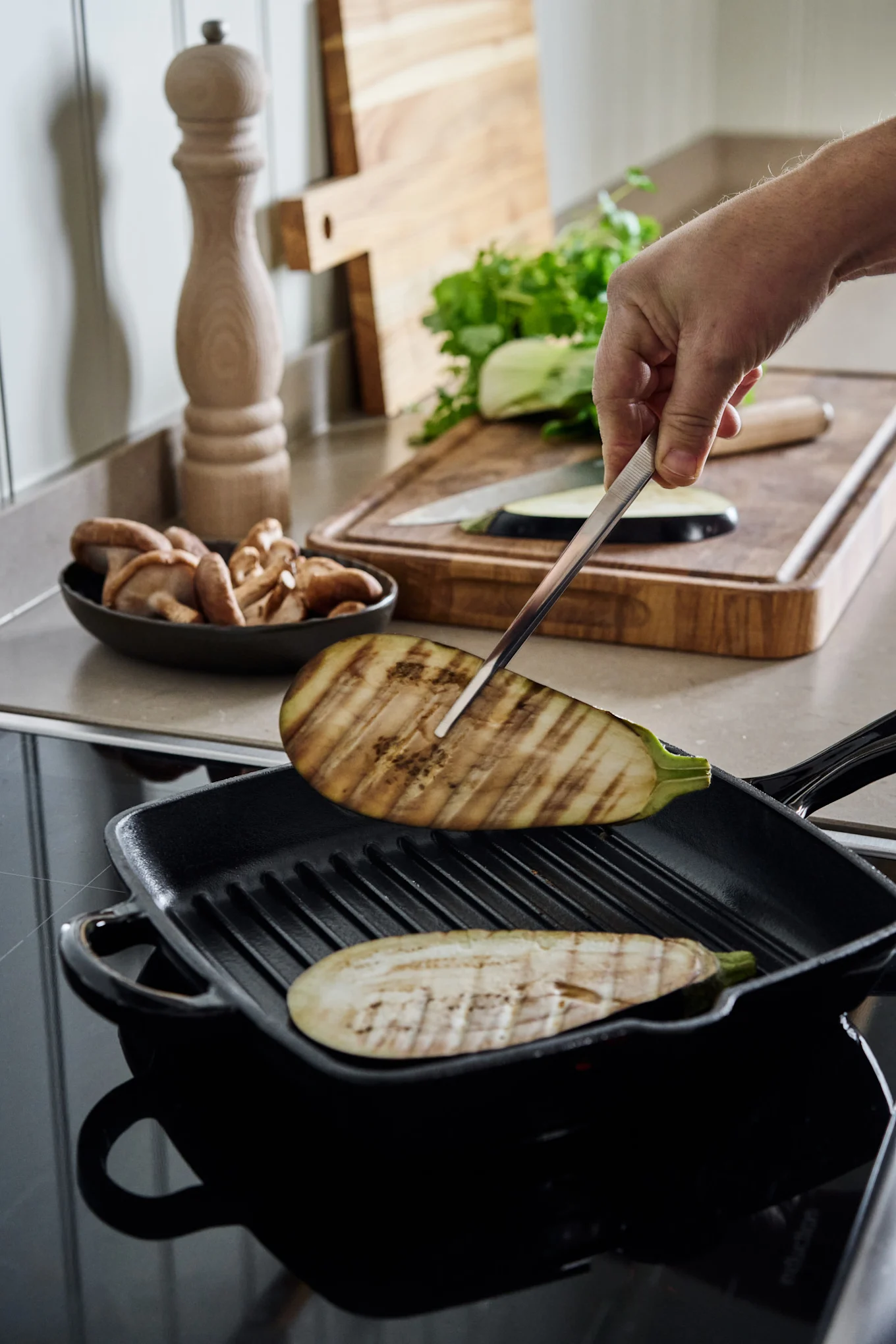Courgette slices are fried in the Nordwik grill pan.
