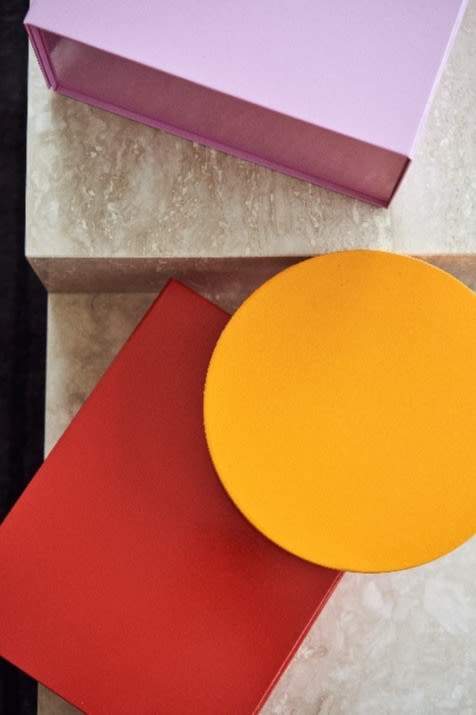 The colour trends according to NCS Color are orange, red and light pink - here in boxes from HAY.