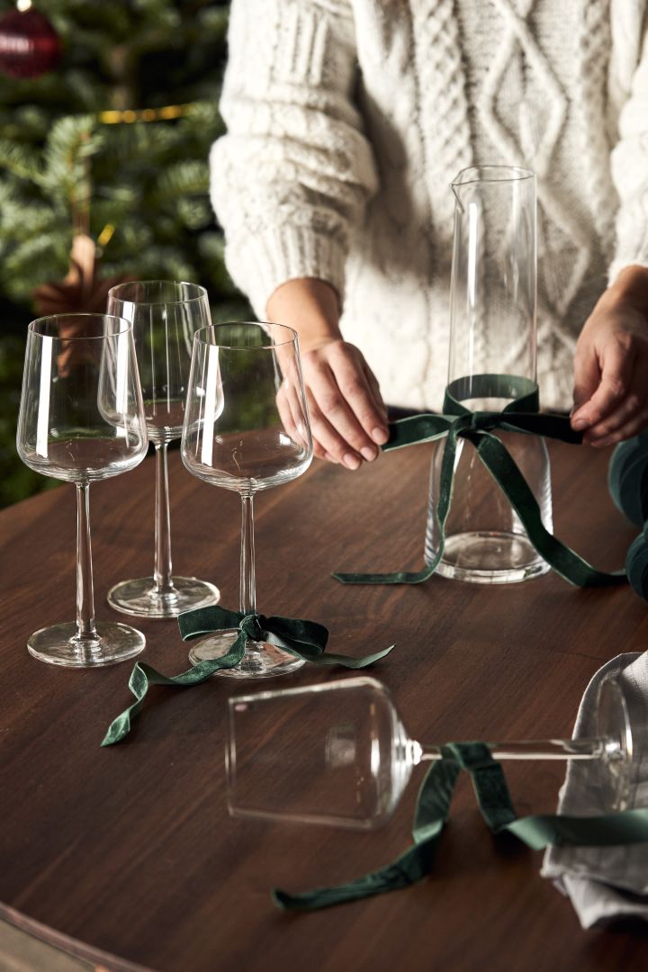 Give a nordic gift this year. Here you see a gift set that combines the Essence wine glasses with the Essence carafe. 