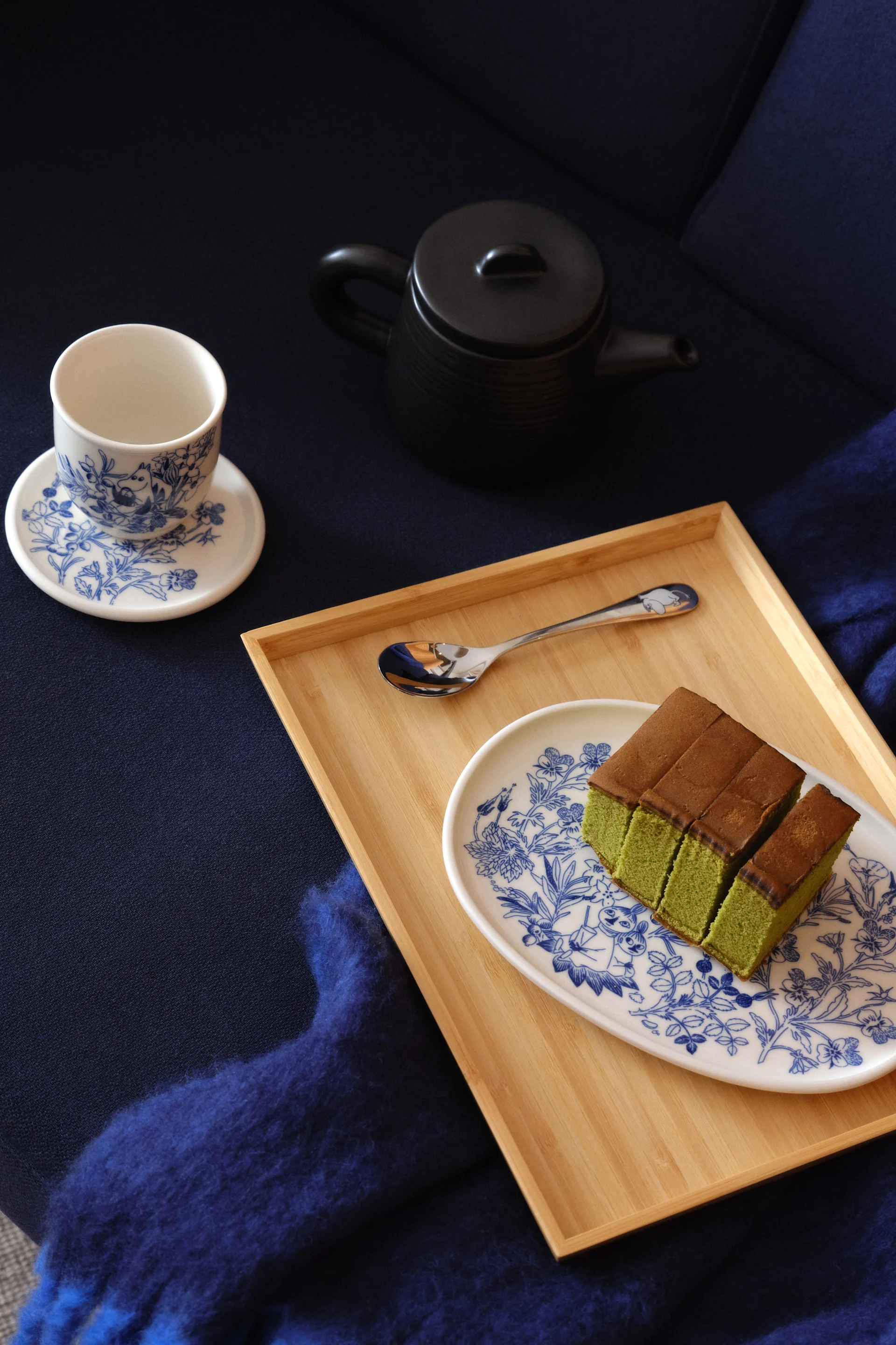 The Haru collection is a combination of Japanese and Scandinavian style. Here you can see the Moomin mug and the plate with cake on it.
