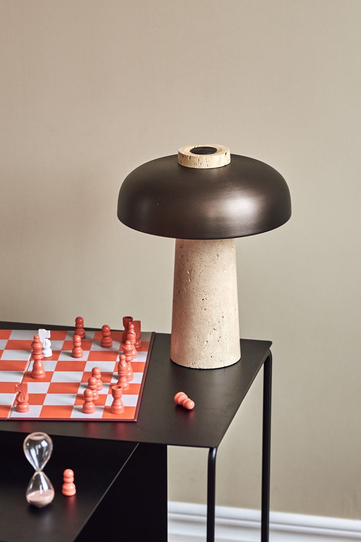 The season's trendy mushroom lamp is the Reverse table lamp from Menu, which will become a stylish interior detail in your home on your side table or bedside table.