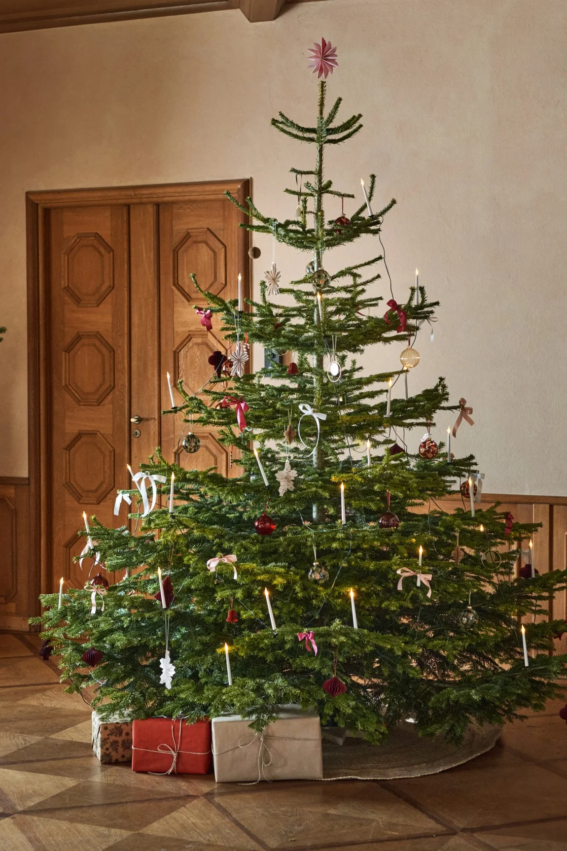 A festively decorated Christmas tree is also essential at Christmas in Sweden. Here you can see a tree decorated by Scandi Living.