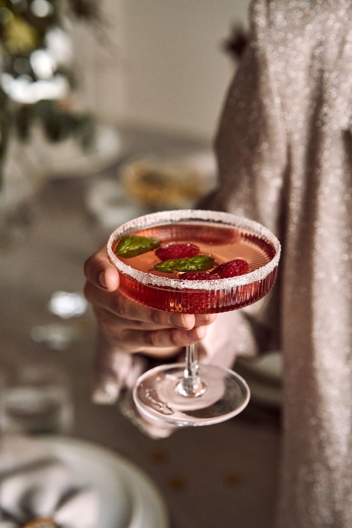 Try these festive cocktails for your new year party. Here you see a cocktail made from raspberry and champagne in the ripple cocktail glass. 