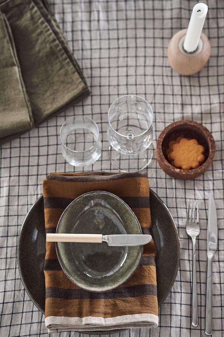 Here you see our Christmas tablescaping idea for the theme Cultivate with the lake green plate from House Doctor and the rustic butter knife from Ernst. 