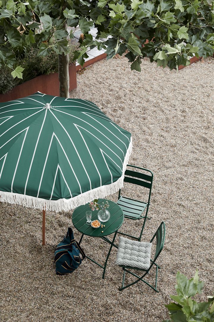 It is a great idea to have a parasol on the balcony here you see the Block parasol in green with a fringed edge from House Doctor. A smaller parasol suitable for a balcony or small patio.