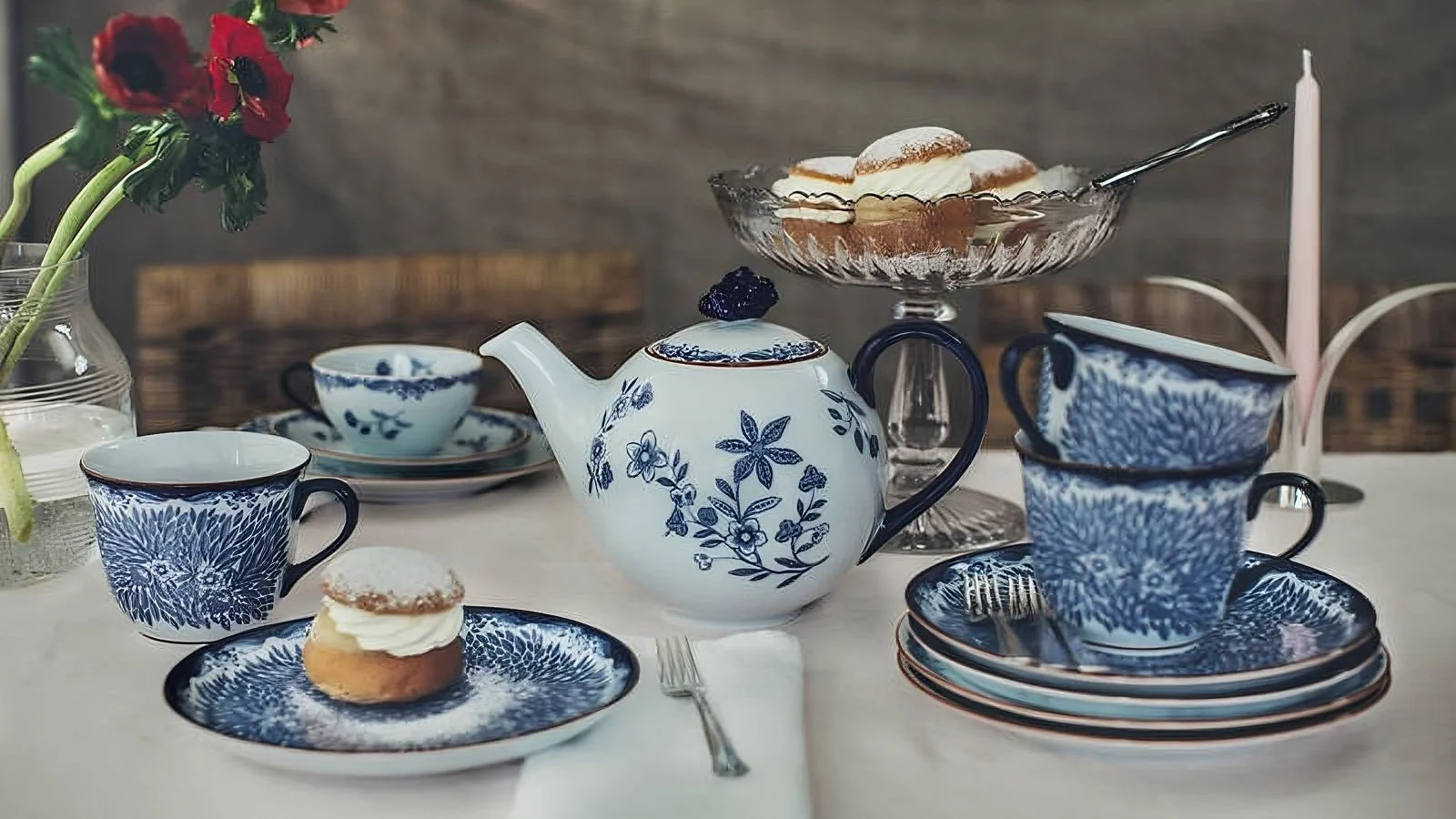 Semlor is also a favourite Swedish pastry. Here you can see one on typical coffee crockery from Rörstrand's Ostindia collection.